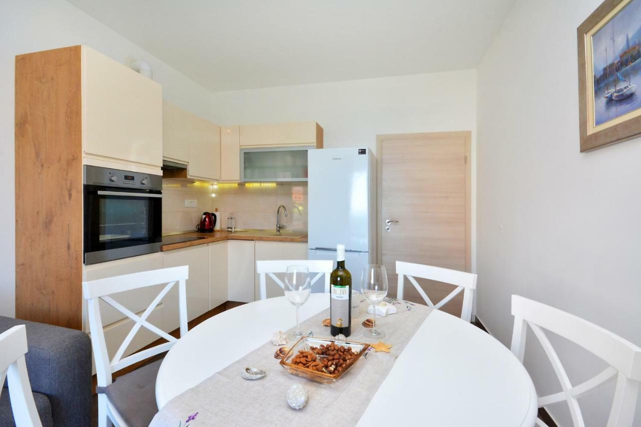 M & M Apartment Podstrana Bagian luar foto